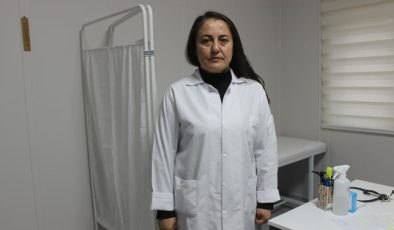 Deprem sonrası 1 ay aracının bagajında yaşayan doktor, afetzedelerle ilgilendi