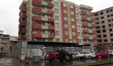 Diyarbakır’da apartman sakinleri, evlerine kaçak dükkan içinden giriyor