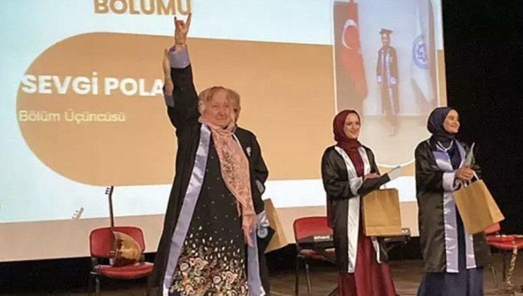 Kars’ta 69 yaşında üniversiteden mezun oldu, diplomasını bozkurt yaparak aldı