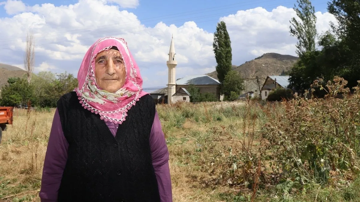 Erzurum’da Fikriye Nine 72 yaşında köyüne muhtar oldu! Mahalleye kadın eli değecek