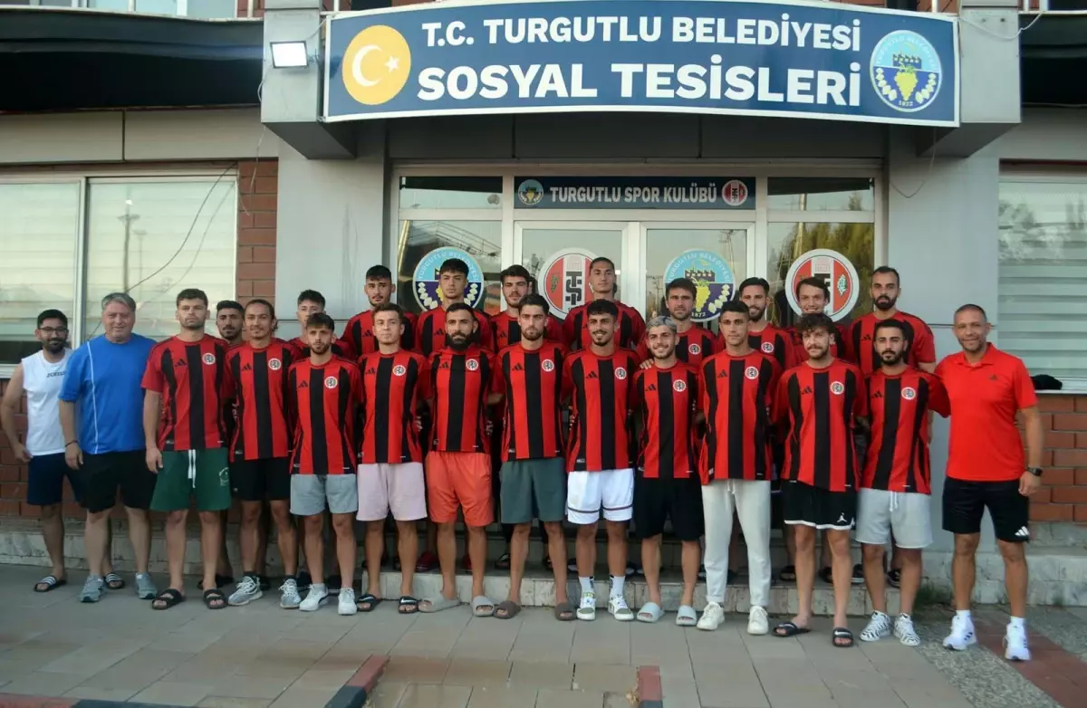 Turgutluspor 19 Futbolcuya İmza Attı