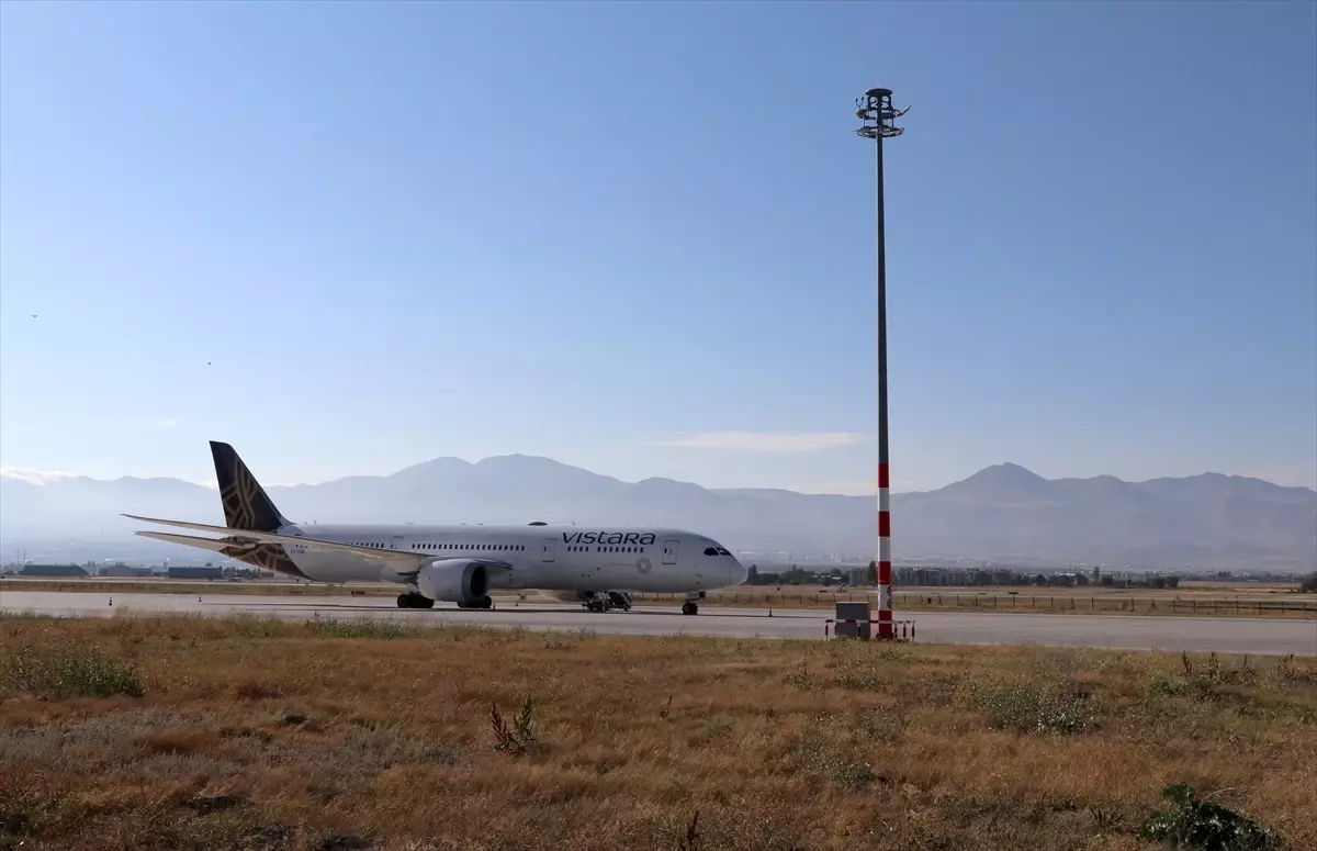 Uçakta Bomba İhbarı: Vistara Uçağı Zorunlu İndi